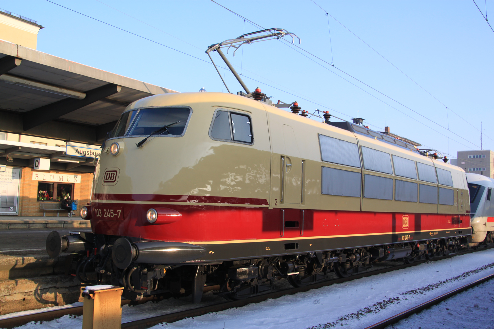 103 245-7 mit IC 2206 in Augsburg