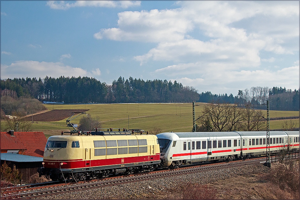 103 245-7 mit IC 2206 mit ganz besonderem Lokführer am 1.4.2013 in Otting Weilheim