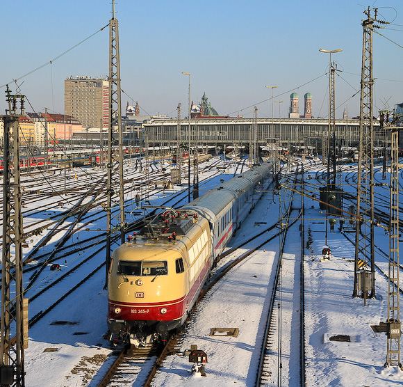 103 245: Ausfahrt Mü. Hbf