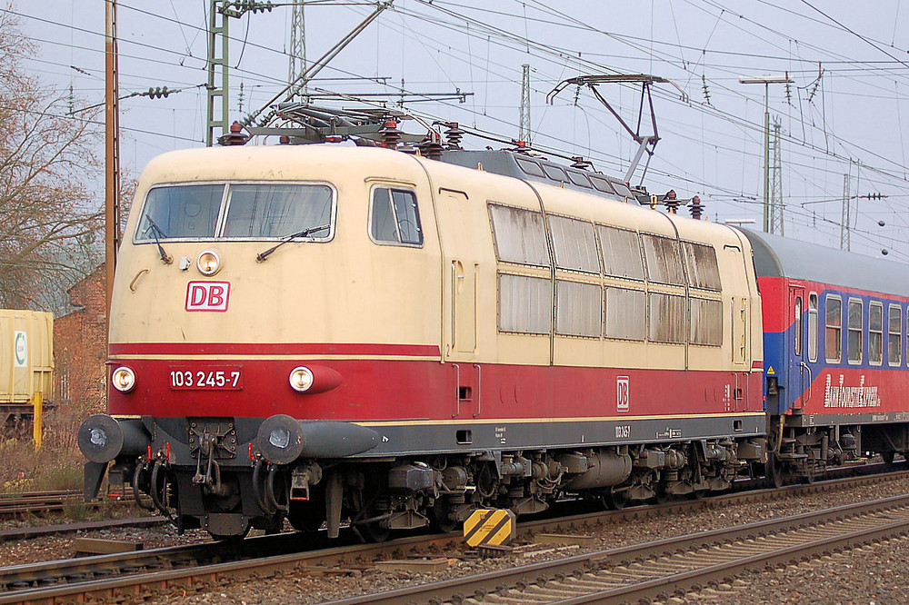 103 245 bei der Ausfahrt Bhf Lichtenfels 29_11_2008