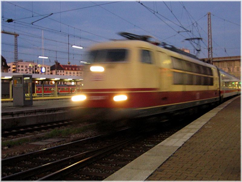 103 245 ist mit dem IC 2369 unterwegs nach Nürnberg