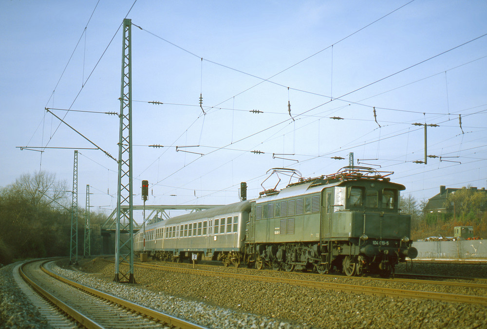 104 019 vor N 8615 Essen - Münster bei Essen-Kray-Nord. Okt.1980