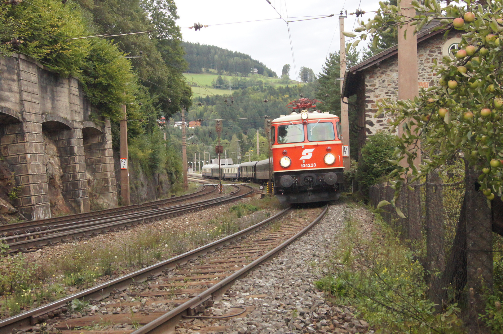 1042.23 mit Sonderzug bei Breitenstein