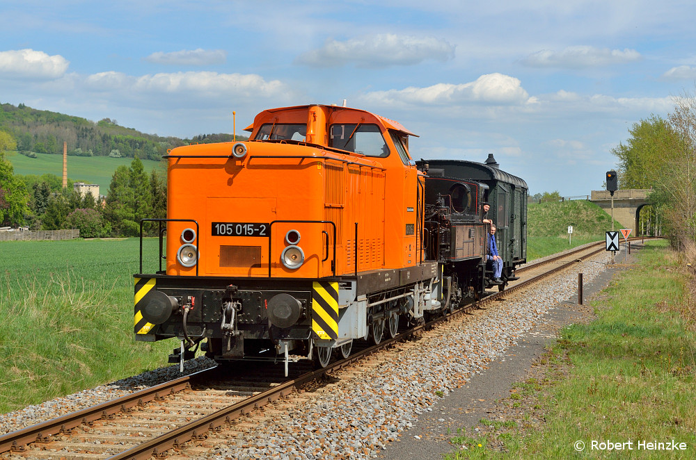 105 015 mit Kaffeemühle und Begleiterwagen aus Turnov nach Löbau bei Eibau