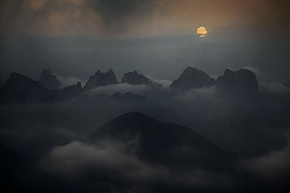 Mond über Dolomitengipfeln by Rainer Köfferlein