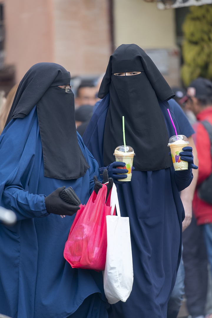 1053R verschleierte Frauen Gasse Medina Marrakesch