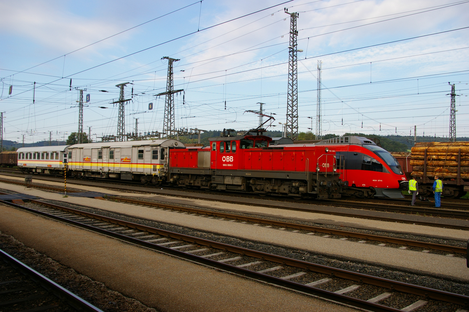 1063 008 mit Hilfszug Linz in Attnang-Puchheim