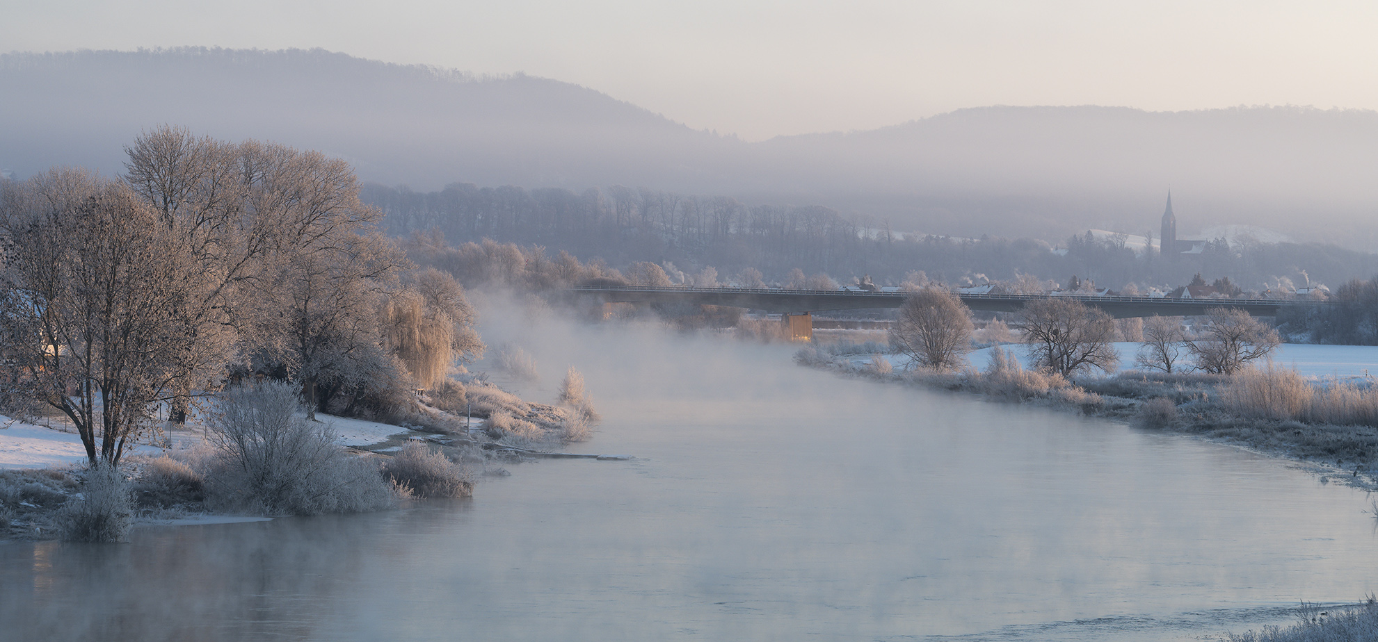 1075T Erste Sonnenstrahlen an der Weser Rinteln Winter Rauhreif Nebel Panorama