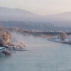 1075T Erste Sonnenstrahlen an der Weser Rinteln Winter Rauhreif Nebel Panorama