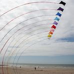 10er Drachenkette am Strand