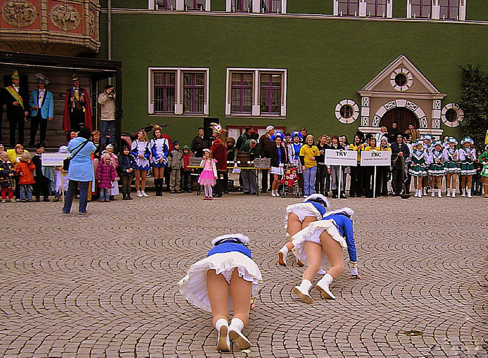 11. 11. 11.11 Uhr  -  Weiß / "Blaue" Funken stürmen das Rathaus