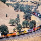 11 Lokomotiven der BNSF ziehen am Tehachapi Loop bergaufwärts einen ca. 2 km langen Güterzug, CA