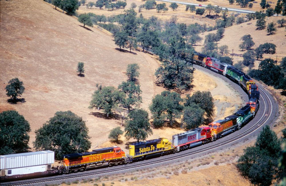 11 Lokomotiven der BNSF ziehen am Tehachapi Loop bergaufwärts einen ca. 2 km langen Güterzug, CA