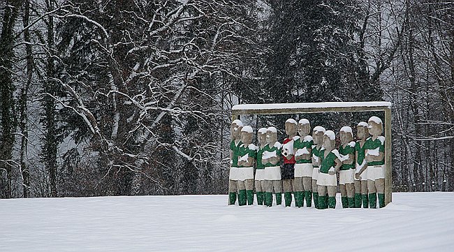 11 Männer im Schnee