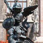 11 - Mariensäule in München, Bronzeputte mit Speer