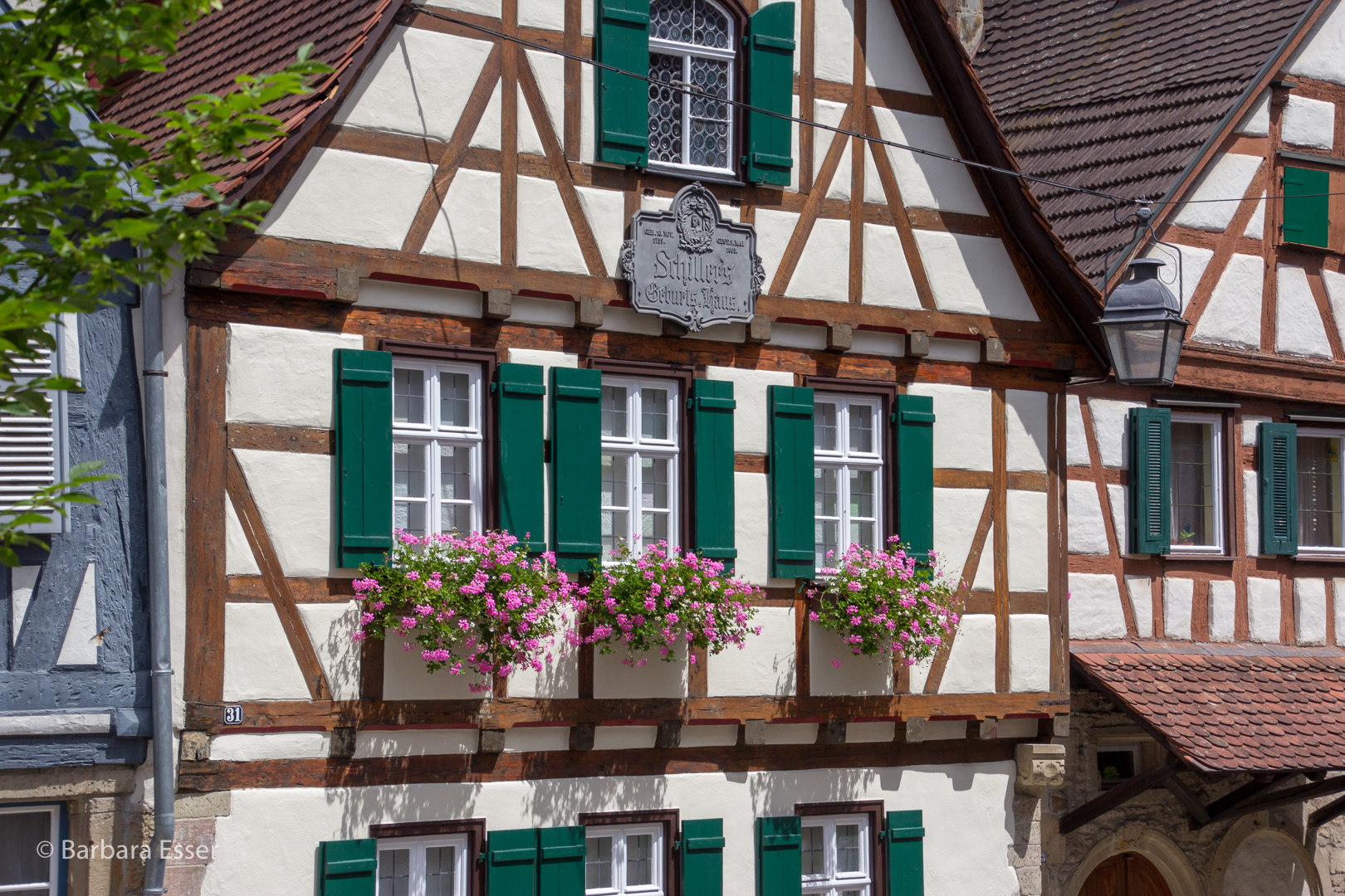 11-Schillers Geburtshaus mit alter Straßenlaterne