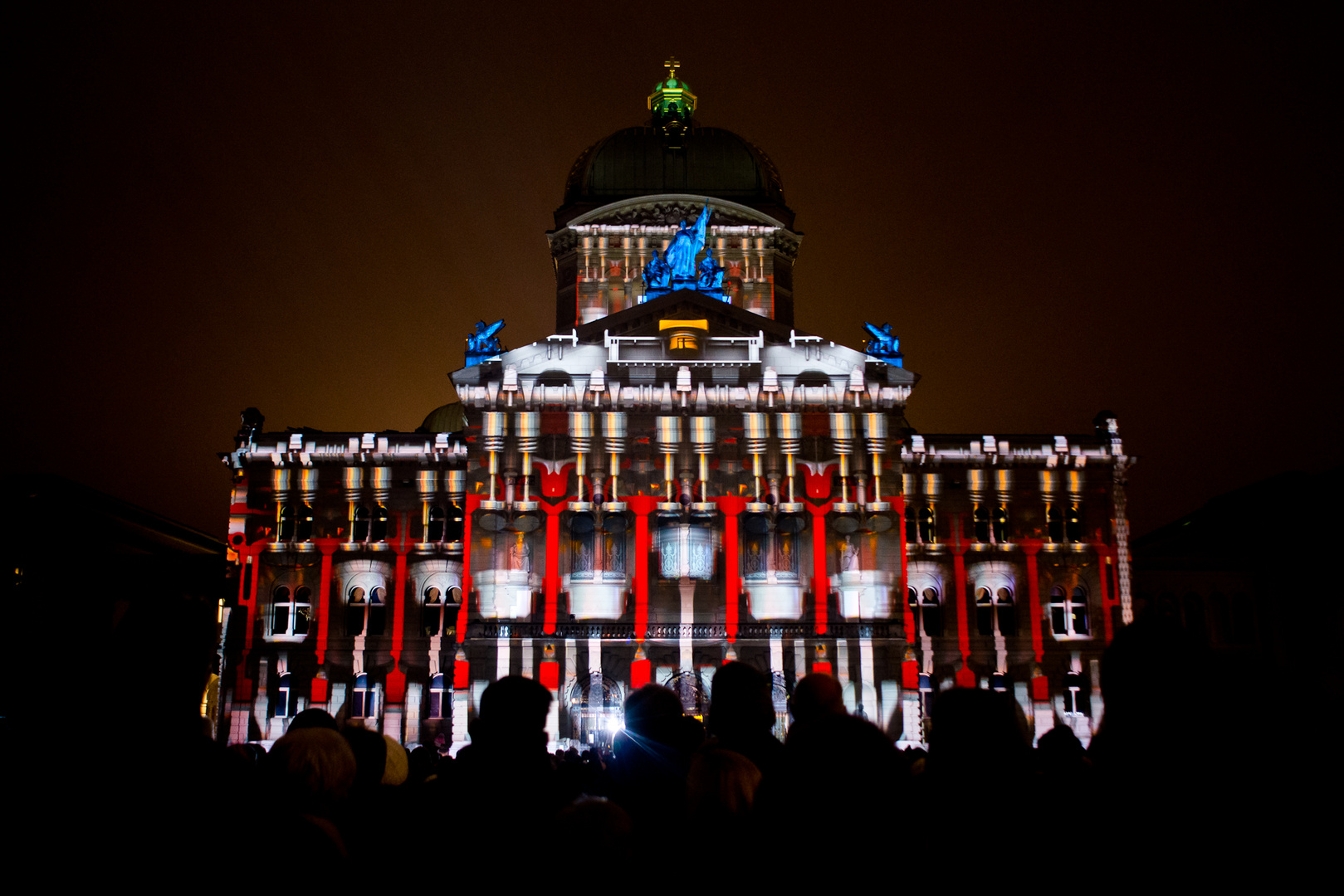 11-Zylinder Power an der Fasade vom Bundeshaus 