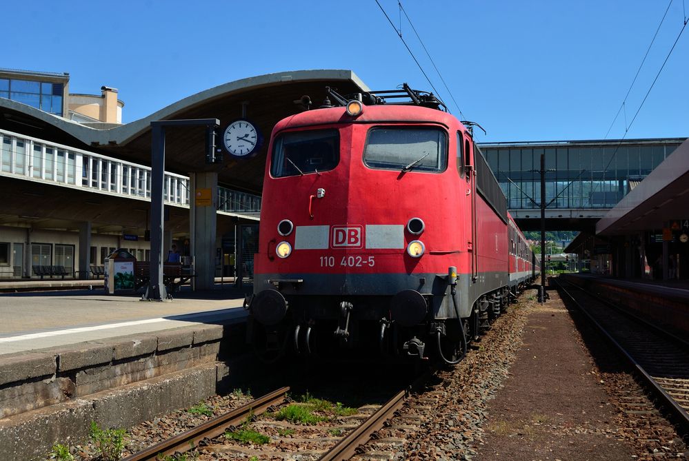 110 402 mit RB 15360 im Heidelberger Hbf