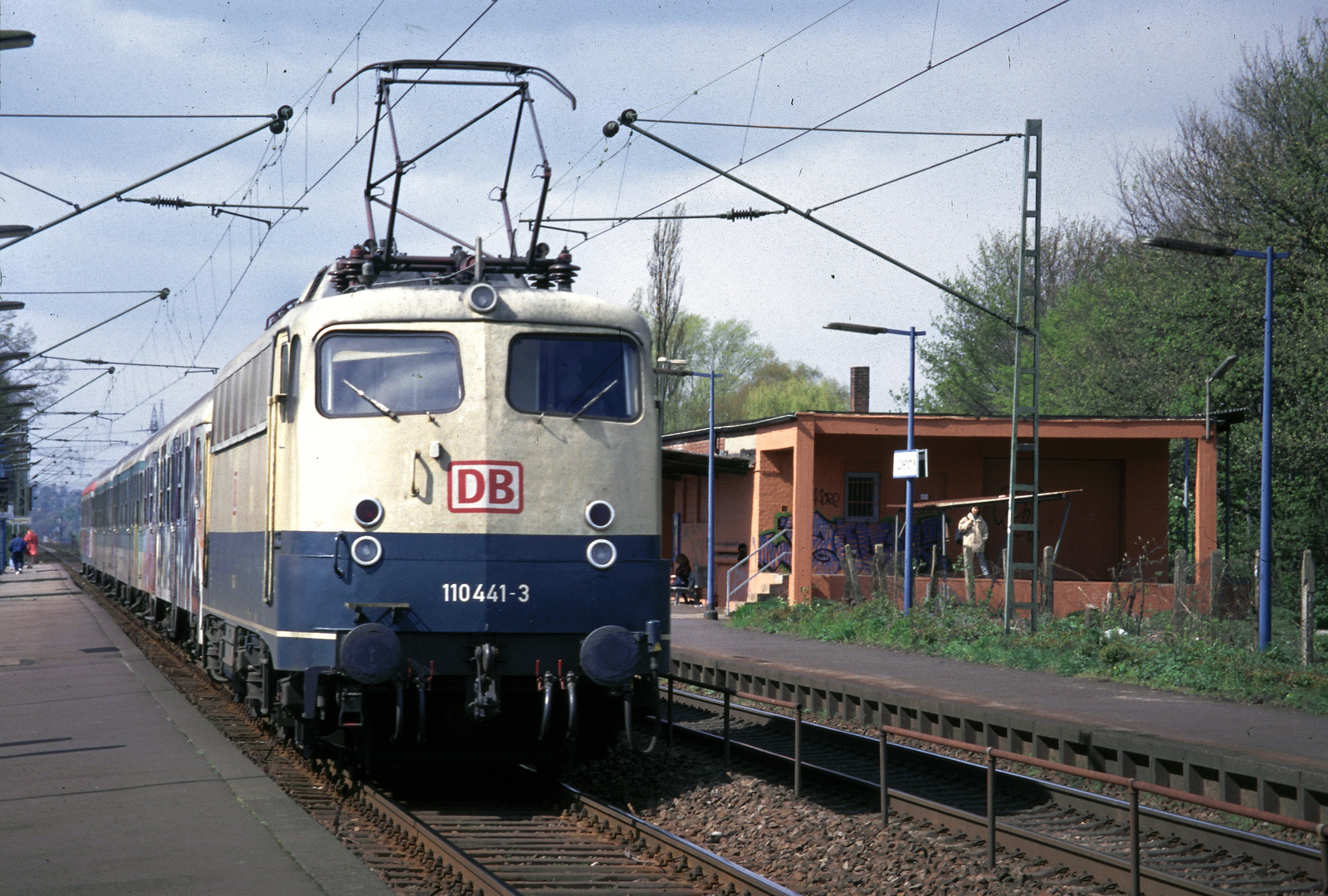 110 441 in Ozeanblaubeige