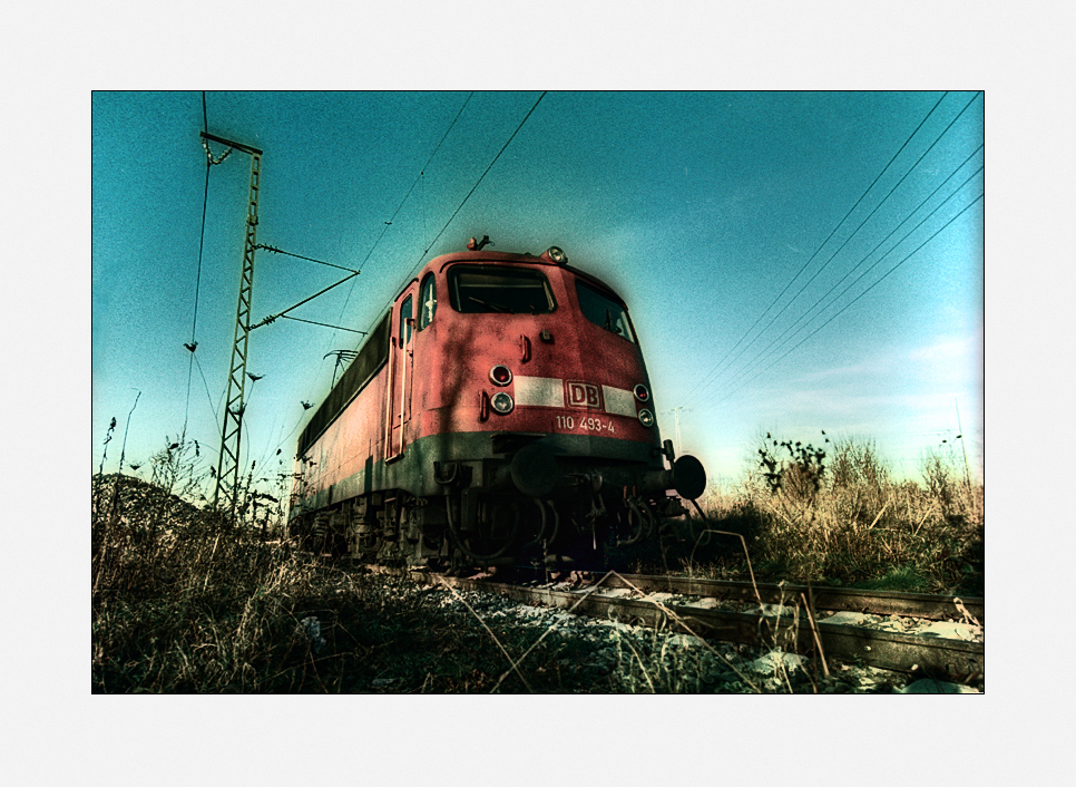 110 493-4 wartet in der hintersten Ecke des Betriebsbahnhofs München-Pasing der DB Services Süd GmbH