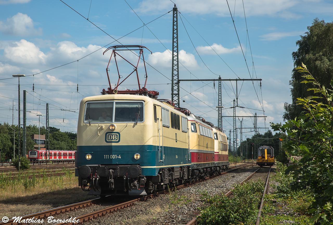 111 001-4+E03 001+103 235-8 in Hamburg Eidelstedt.