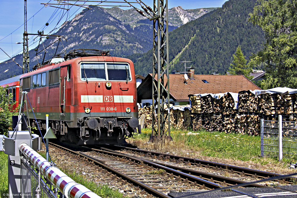 111 038-6 mit Personenzug