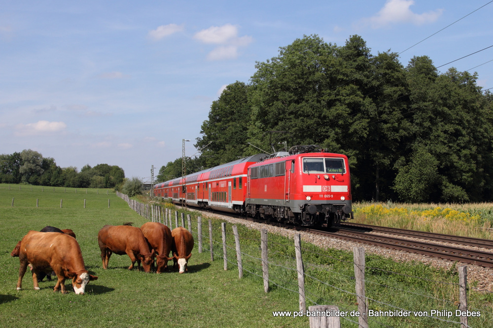 111 065-9 (DB Regio) mit einem Regionalexpress in Richtung Salzburg Hbf