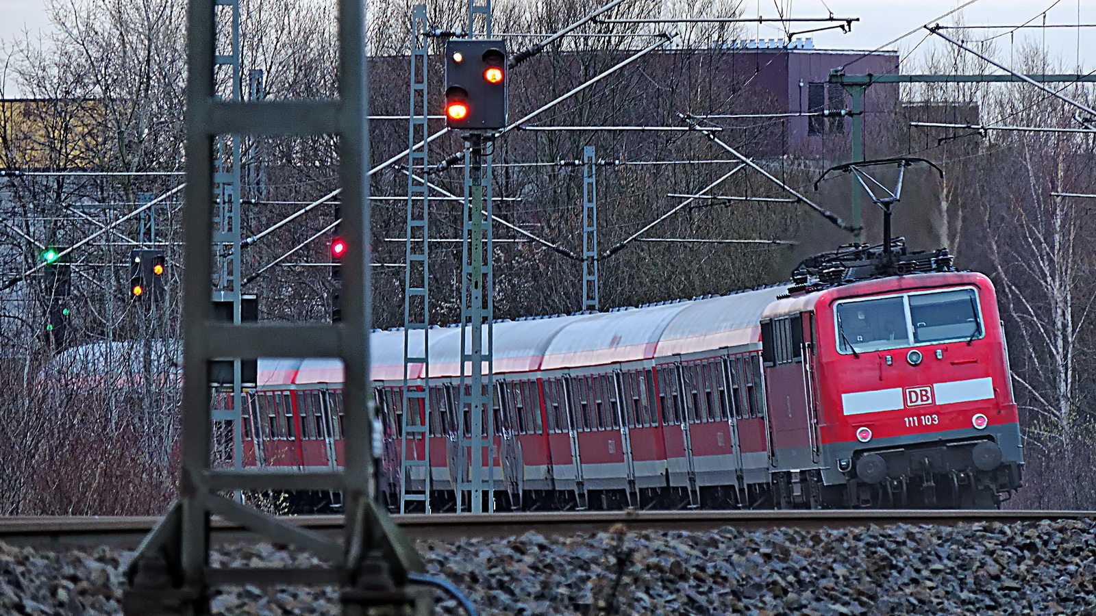 111 103 als Schublok für einen RE in Richtung Mannheim