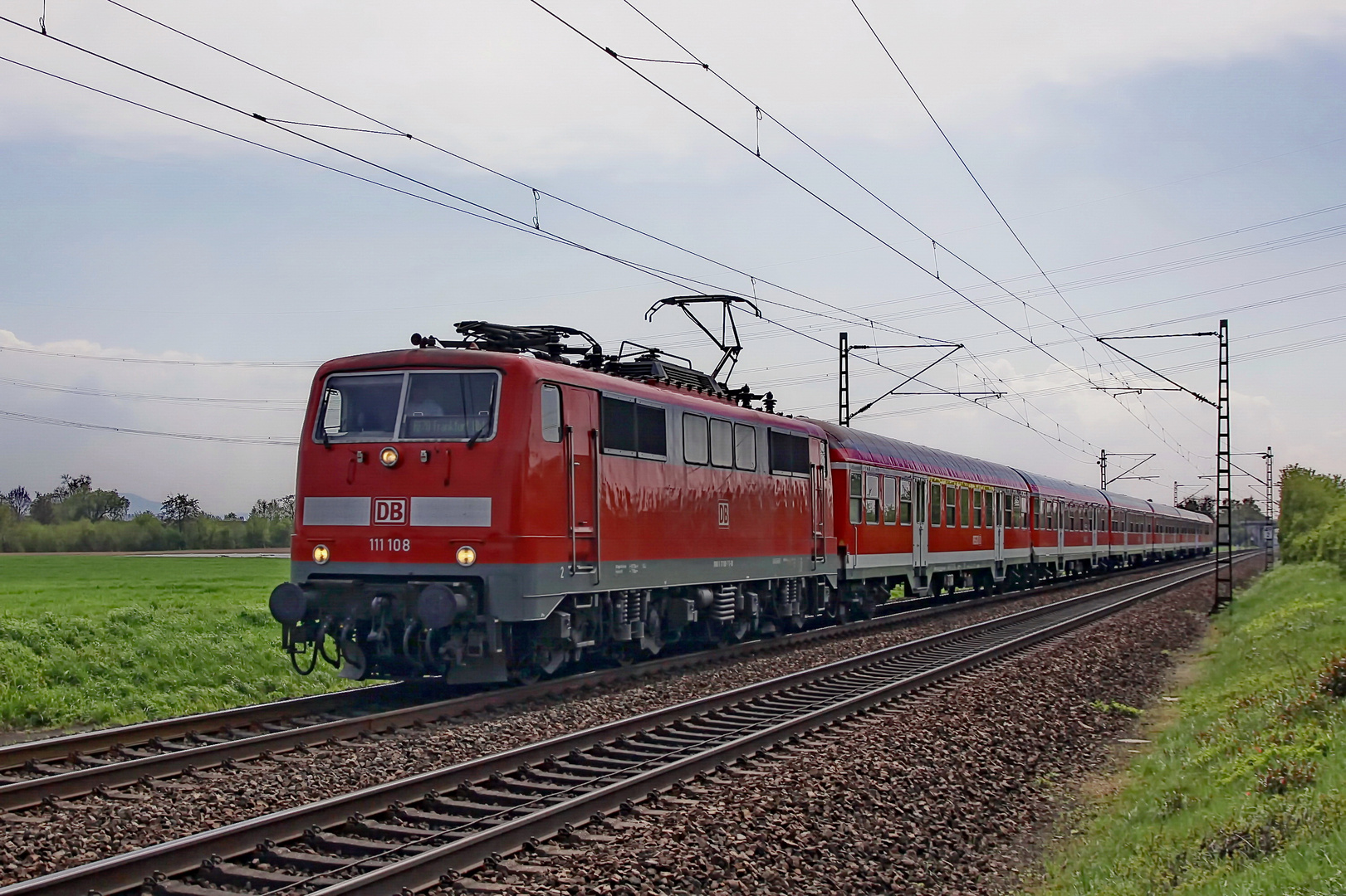 111 108 DB mit einem RE von Mannheim nach Frankfurt / Main