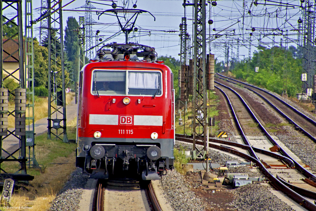 111 115 mit einer Regionalbahn