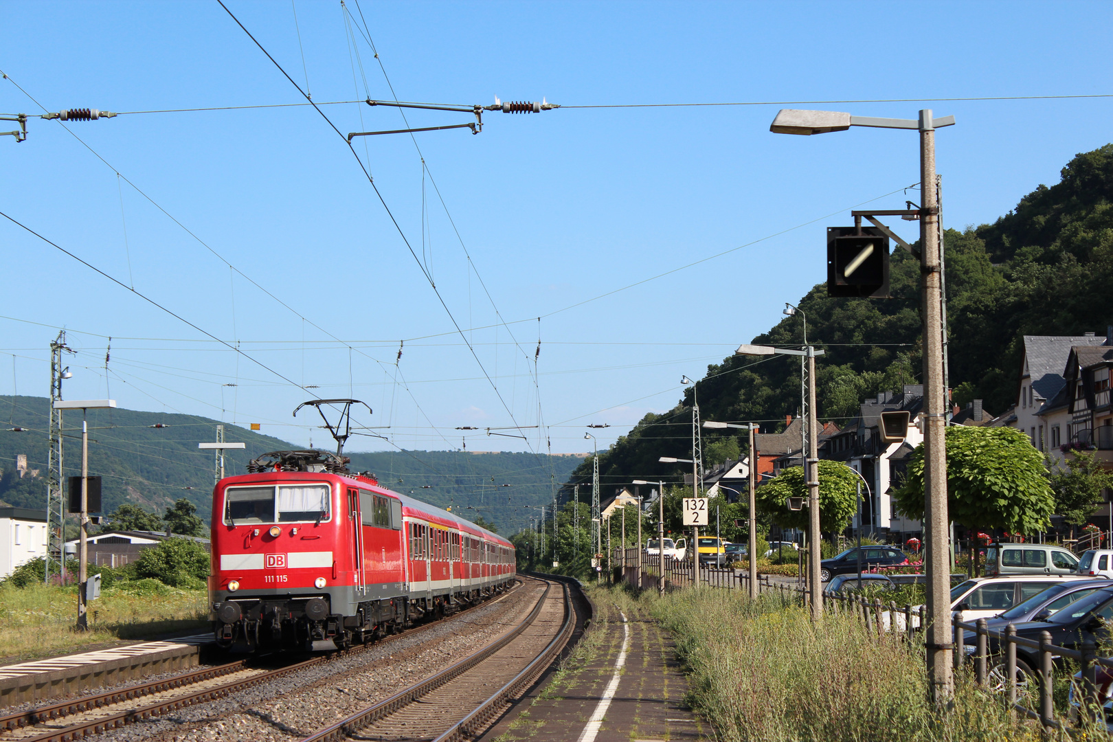 111-115 mit ihrem Verstärker RE nach Koblenz in Oberwesel