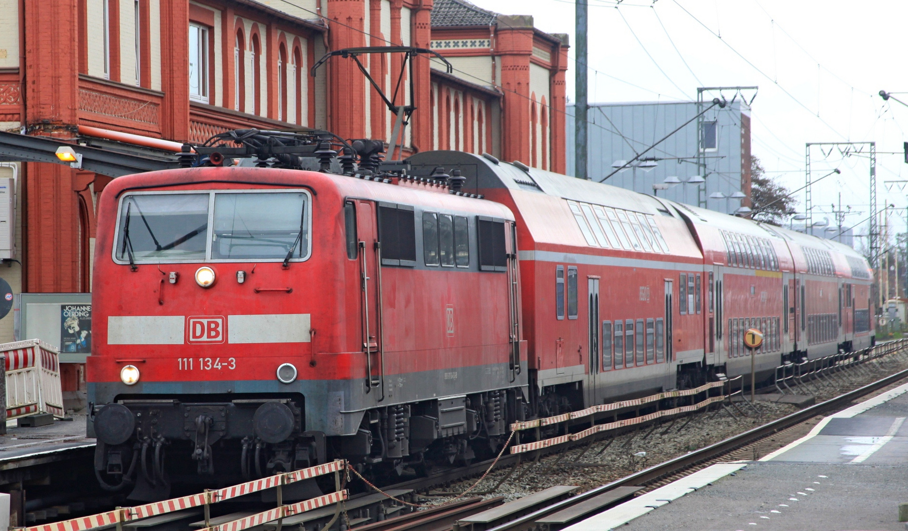 111-134-3 mit DR und DB doppelstockwagen in Leer Ostfriesland 14-11-2015