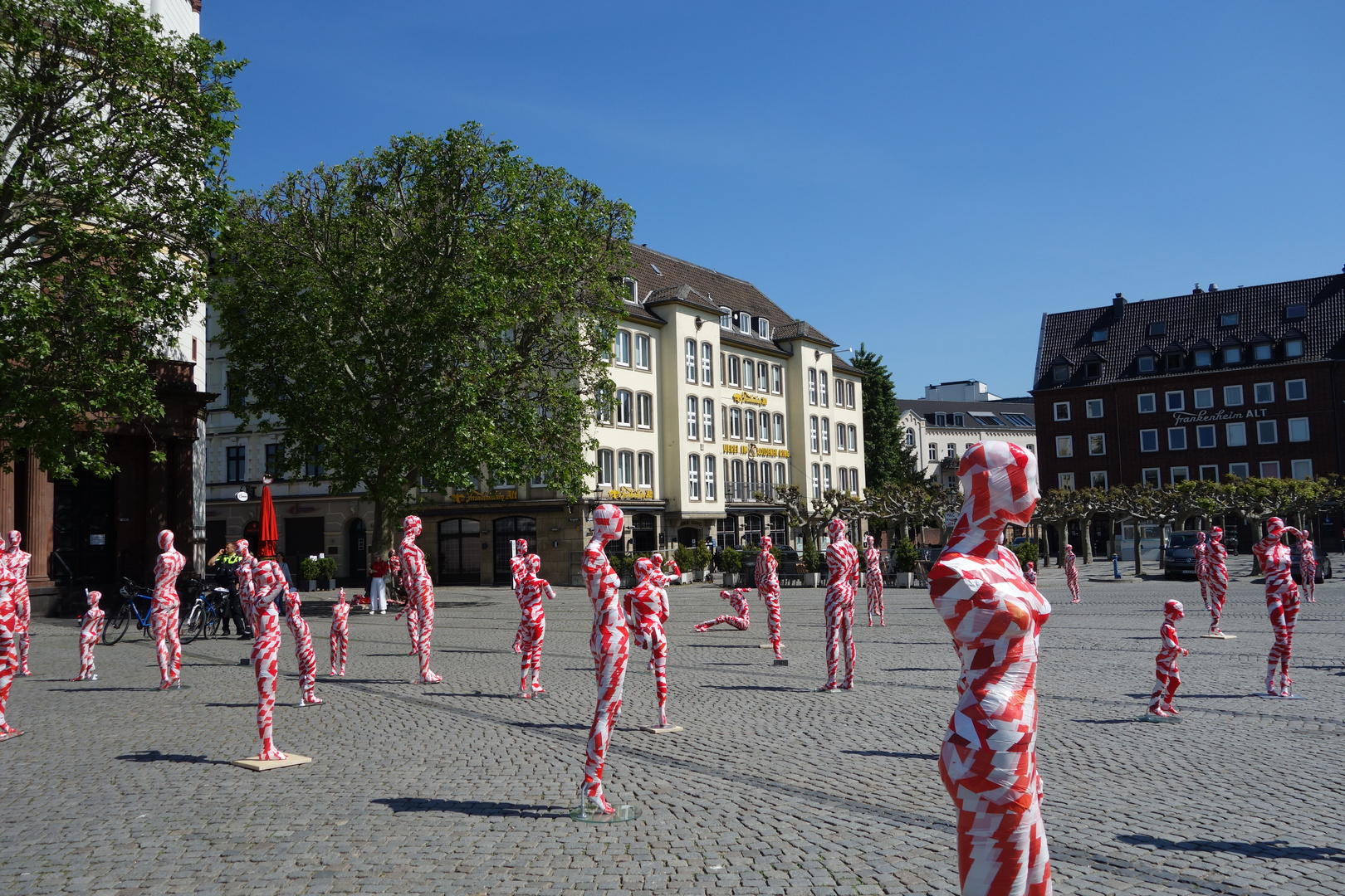 111 Figuren zur Corona Krise in Düsseldorf auf dem Schlossplatz