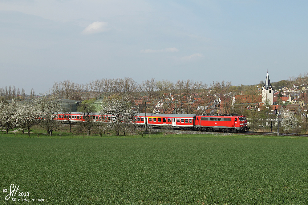 111 und Kirschblüten