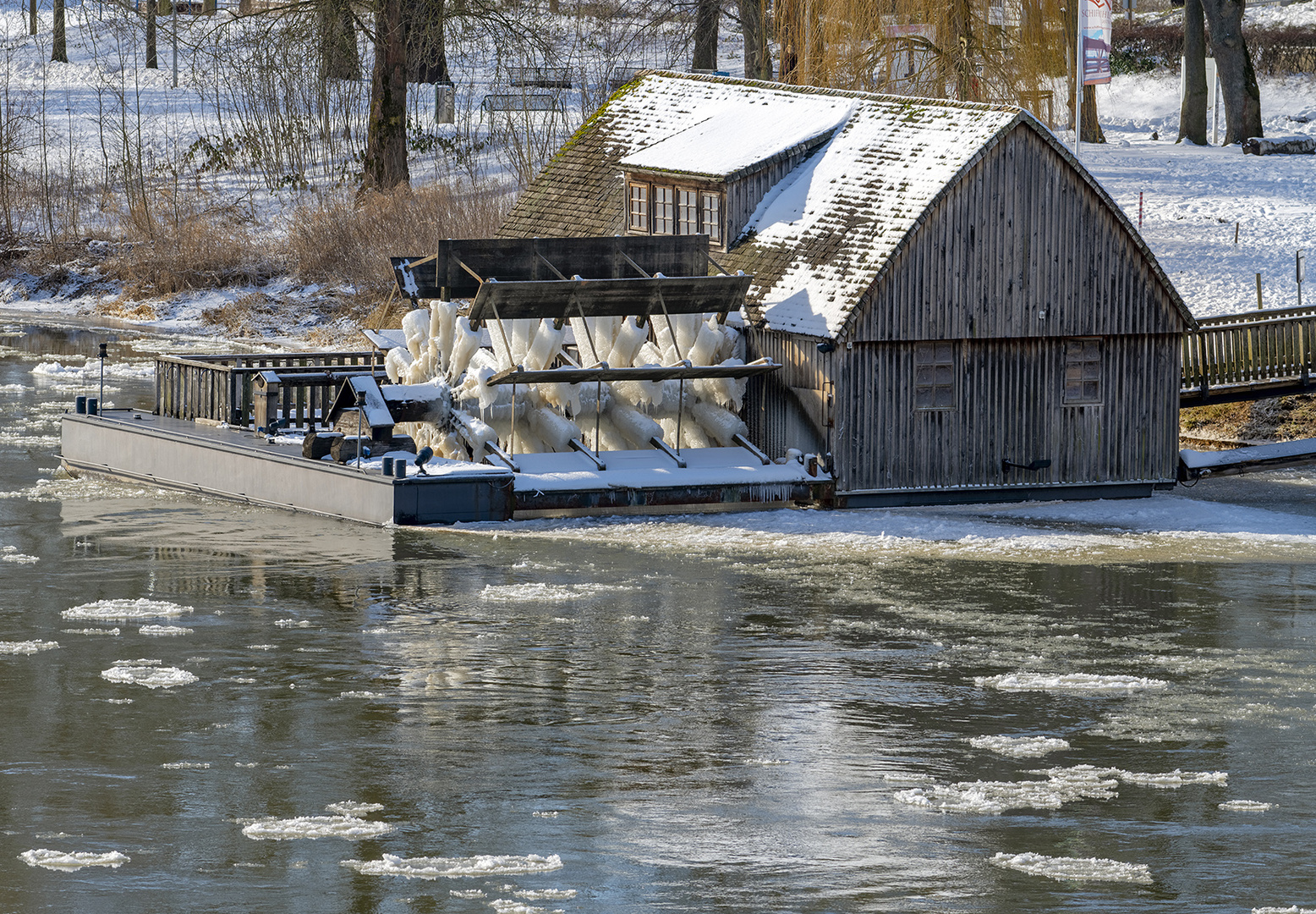 1112T Schiffsmühle Minden Weser Winter Detail