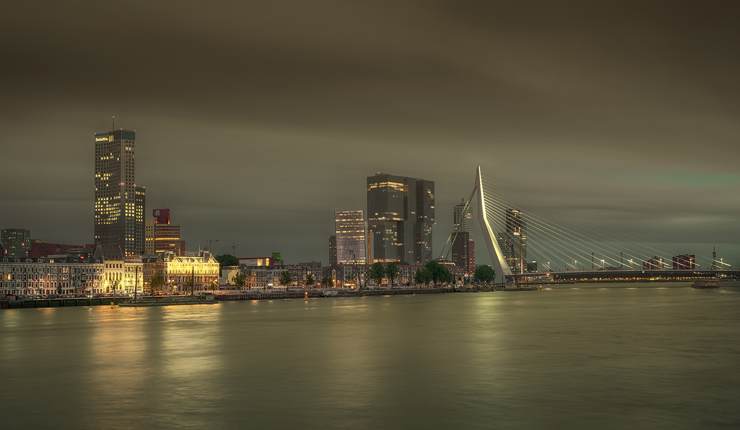 1119S-11232S Rotterdam Erasmusbrücke  mit Skyline Lichtstimmung über dem Rhein