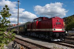 112 565-7 bei strahlenden Sonnenschein am 01.Sept.18 im Bhf Meiningen