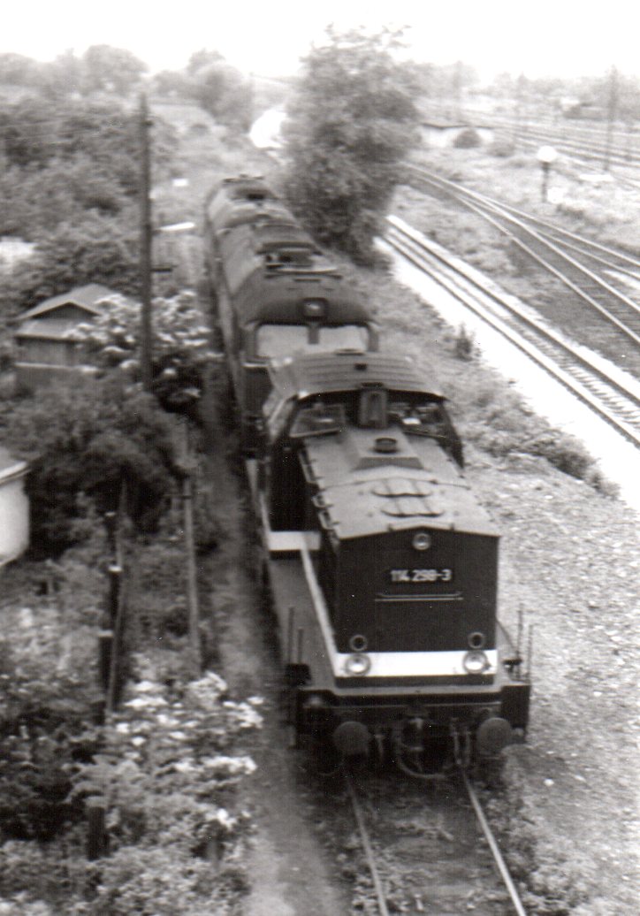114 298-3 "geparkt" mit 2 Wummen in Gera ca. 1987/88 II