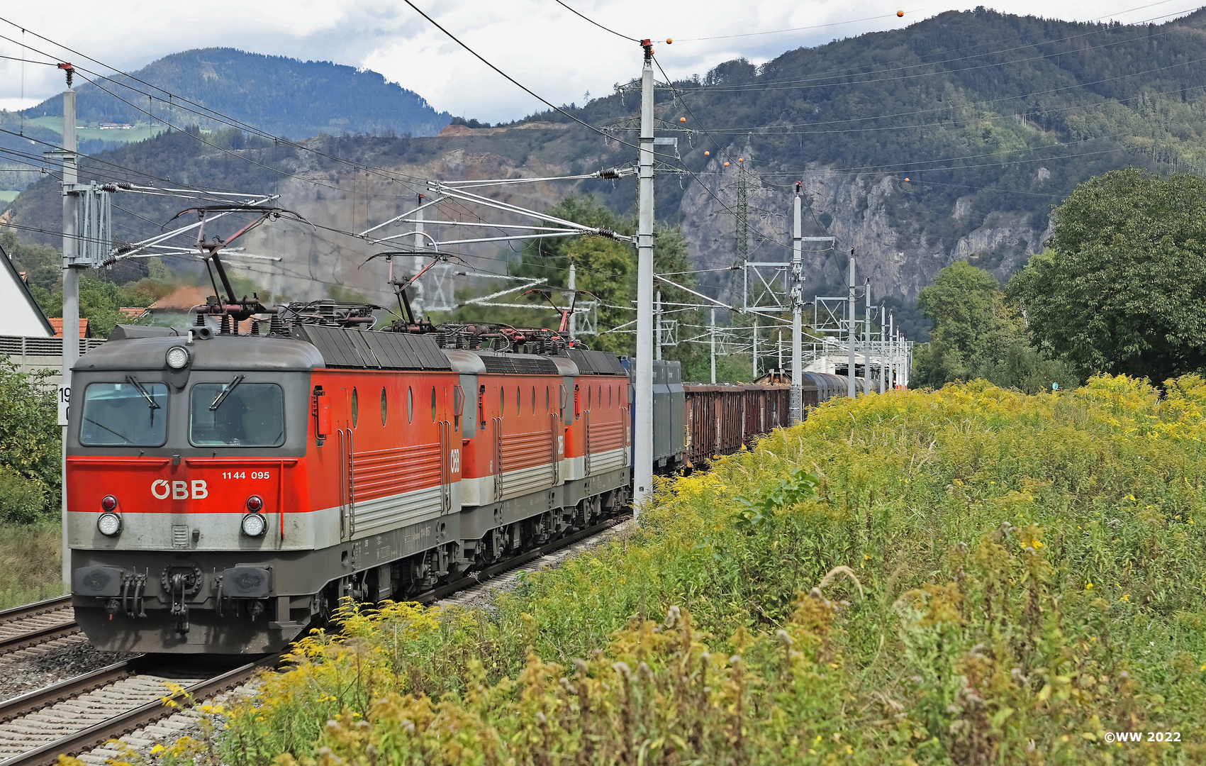 1144 095 mit schwerem Güterzug