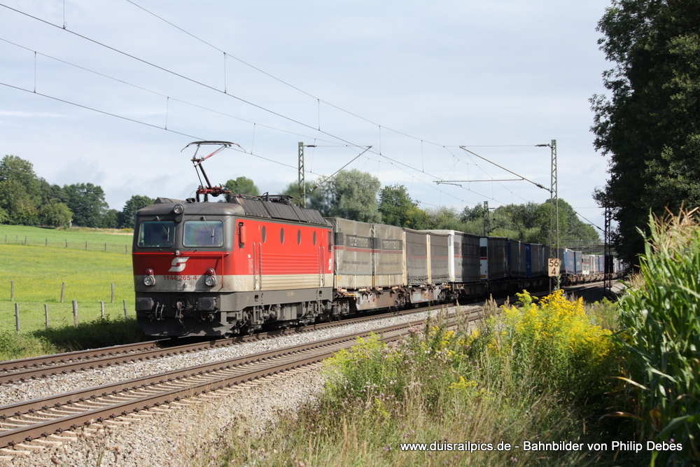 1144 265-4 (ÖBB) mit einem Güterzug in Großkarolinenfeld