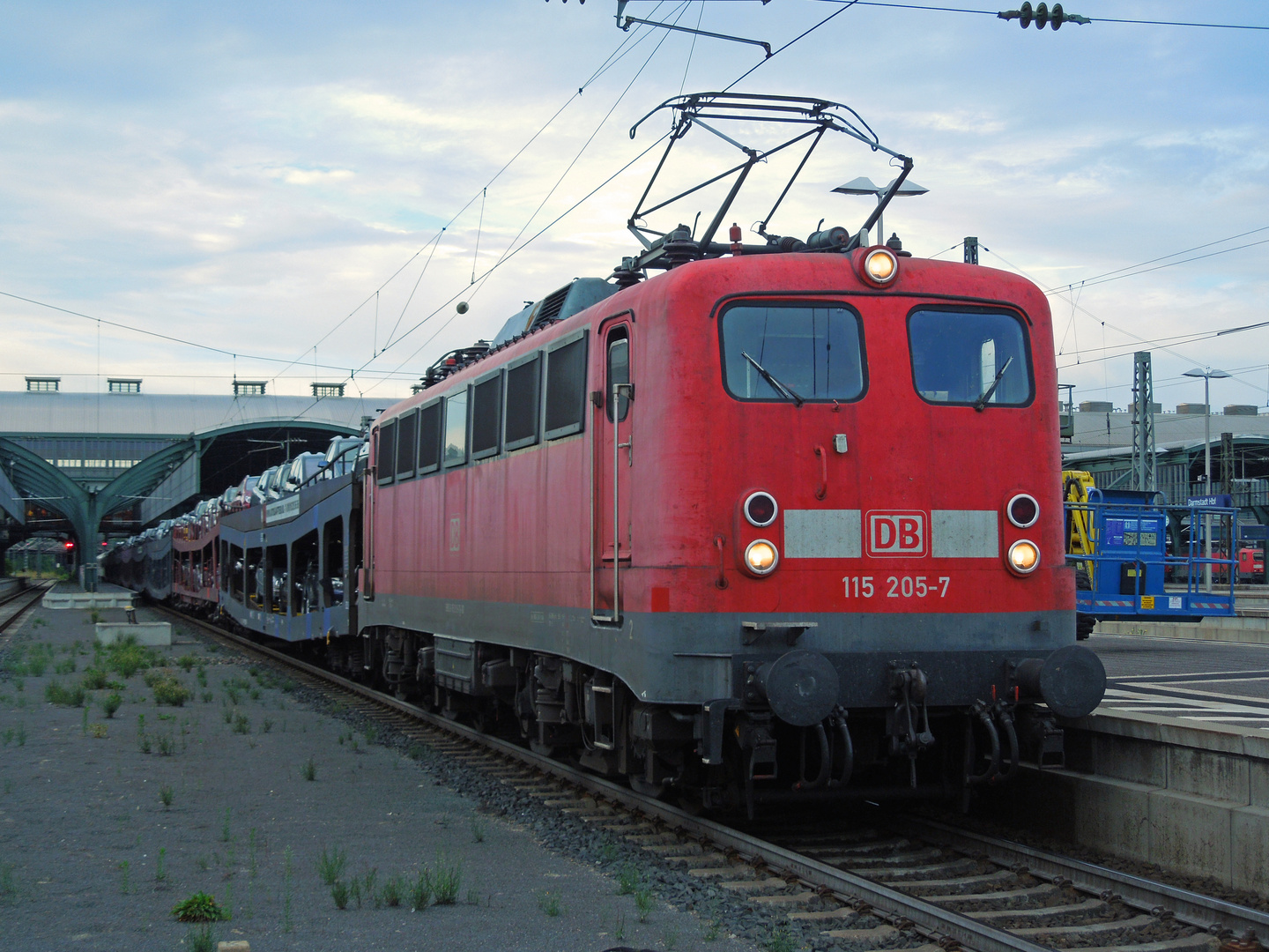 115 205-7 mit AutoSlaapTrain 13408 in Darmstadt