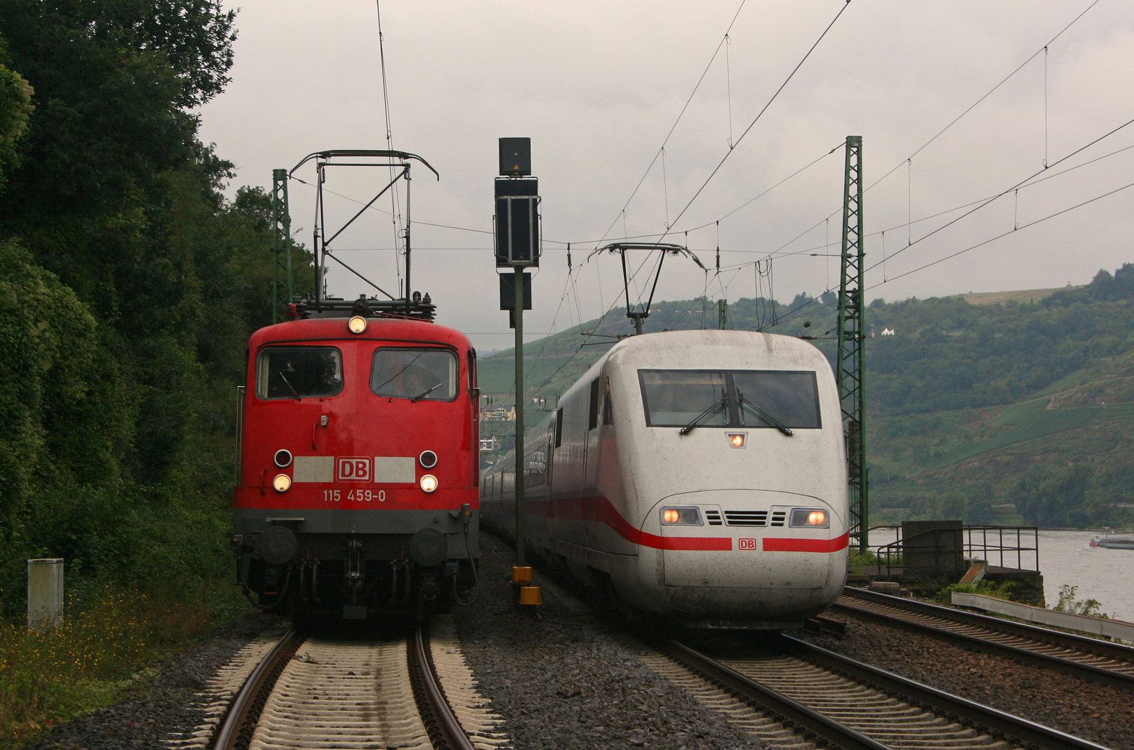 115 459-0 bei der Überholung vom ICE 1028 im Bf. Loreley