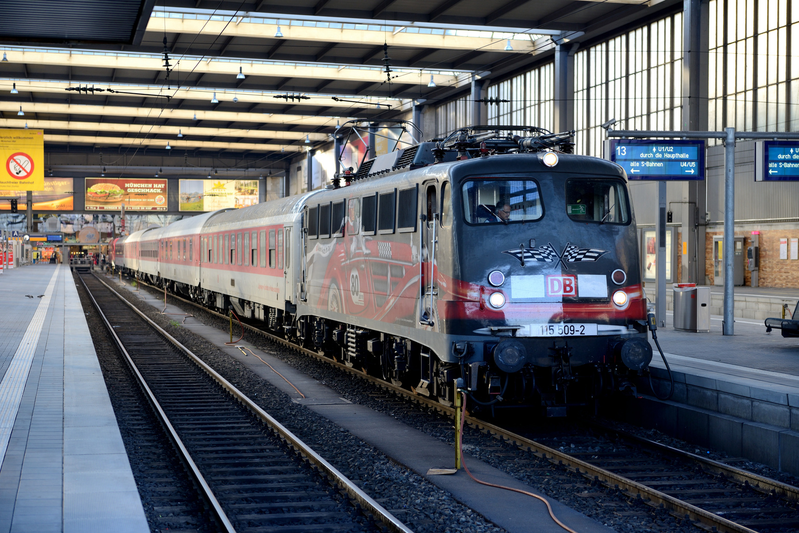 115 509 "80 Jahre Auto im Zug" München HBF