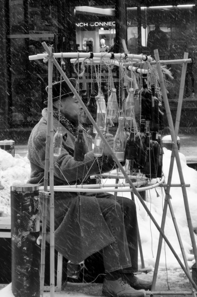 Bottle Player von Uta Behnfeld 