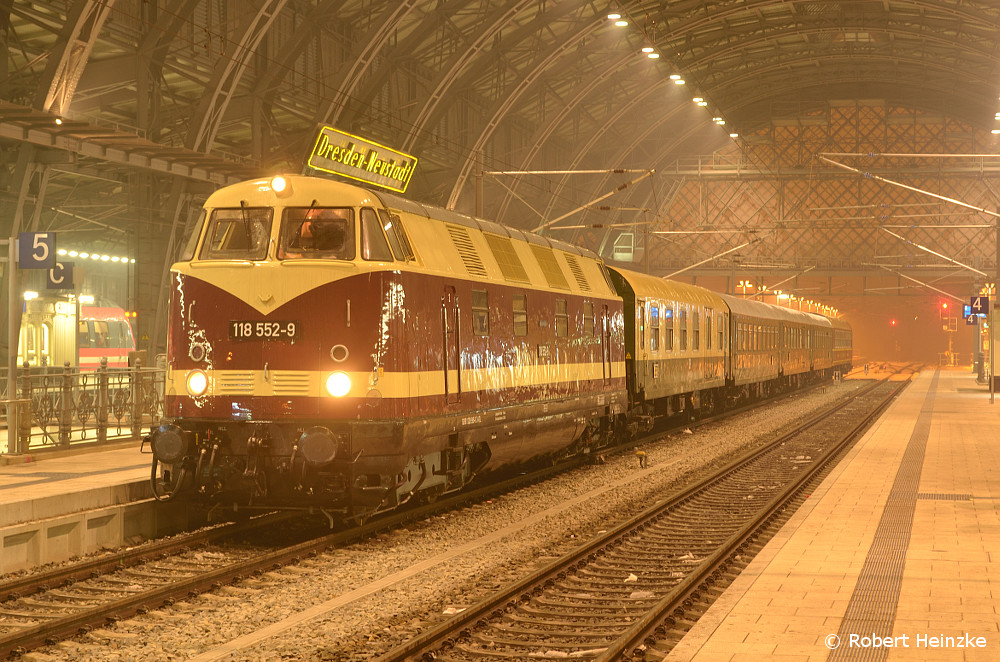 118 552 mit dem Silvesterzug 2014 der OSEF in Dresden-Neustadt