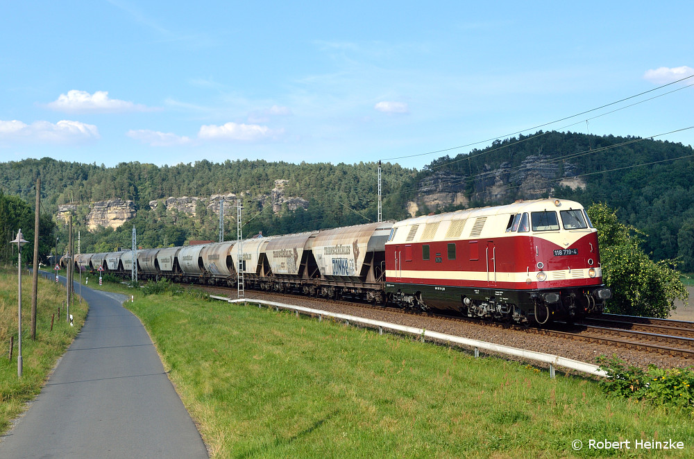 118 719 mit einem Getreidezug bei Rathen nach Bad Schandau Ost am 03.08.2015