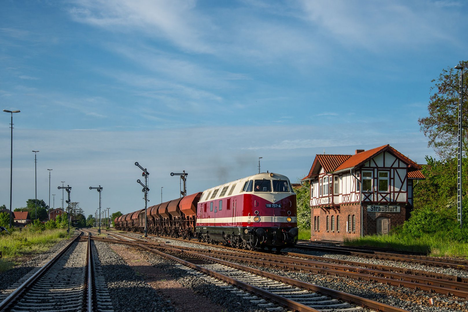 118 757-4 verlässt mit Ihrem Nahgüterzug Straußfurt...