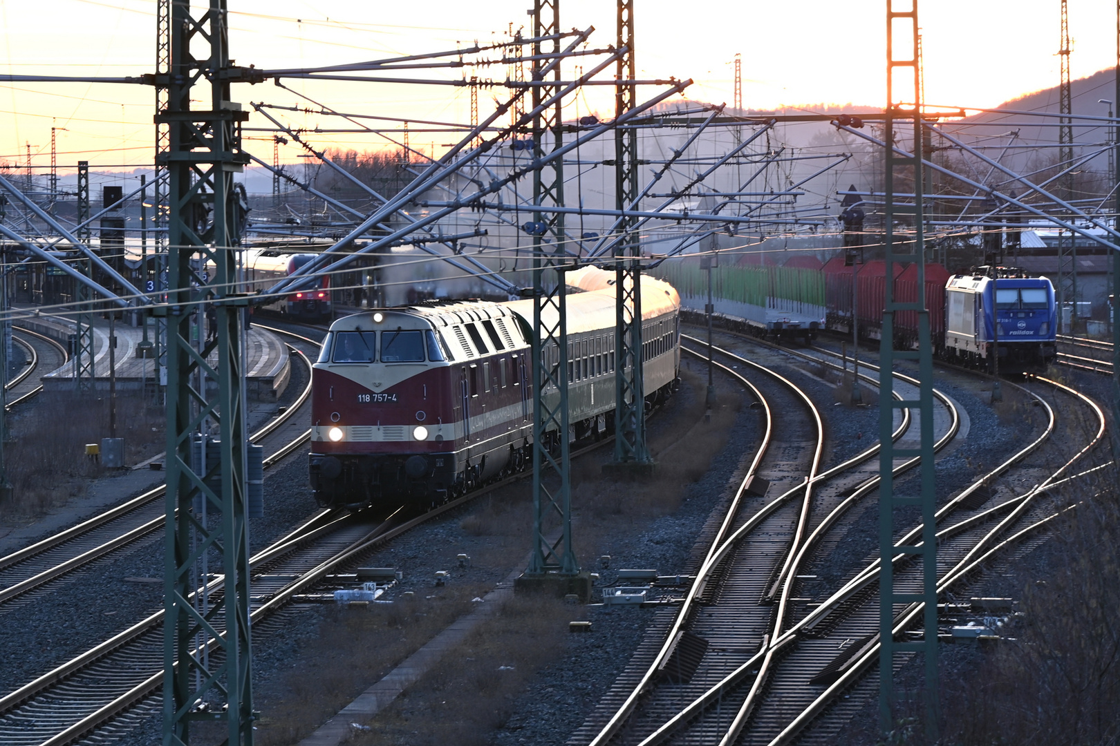 118_757 mit Sonderzug bei der Ausfahrt in NLF