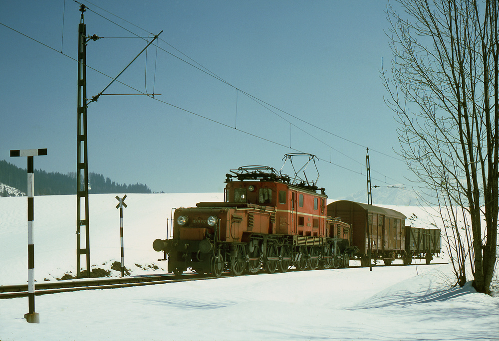 1189.02 - das einzige rote Krokodil der ÖBB mit einem Güterzug