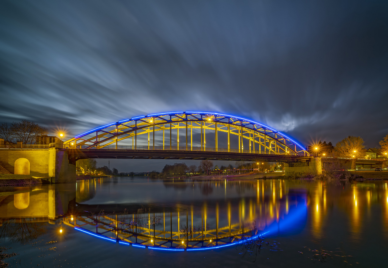 1194TZ Brücke Rinteln beleuchtet mit ziehenden Wolken